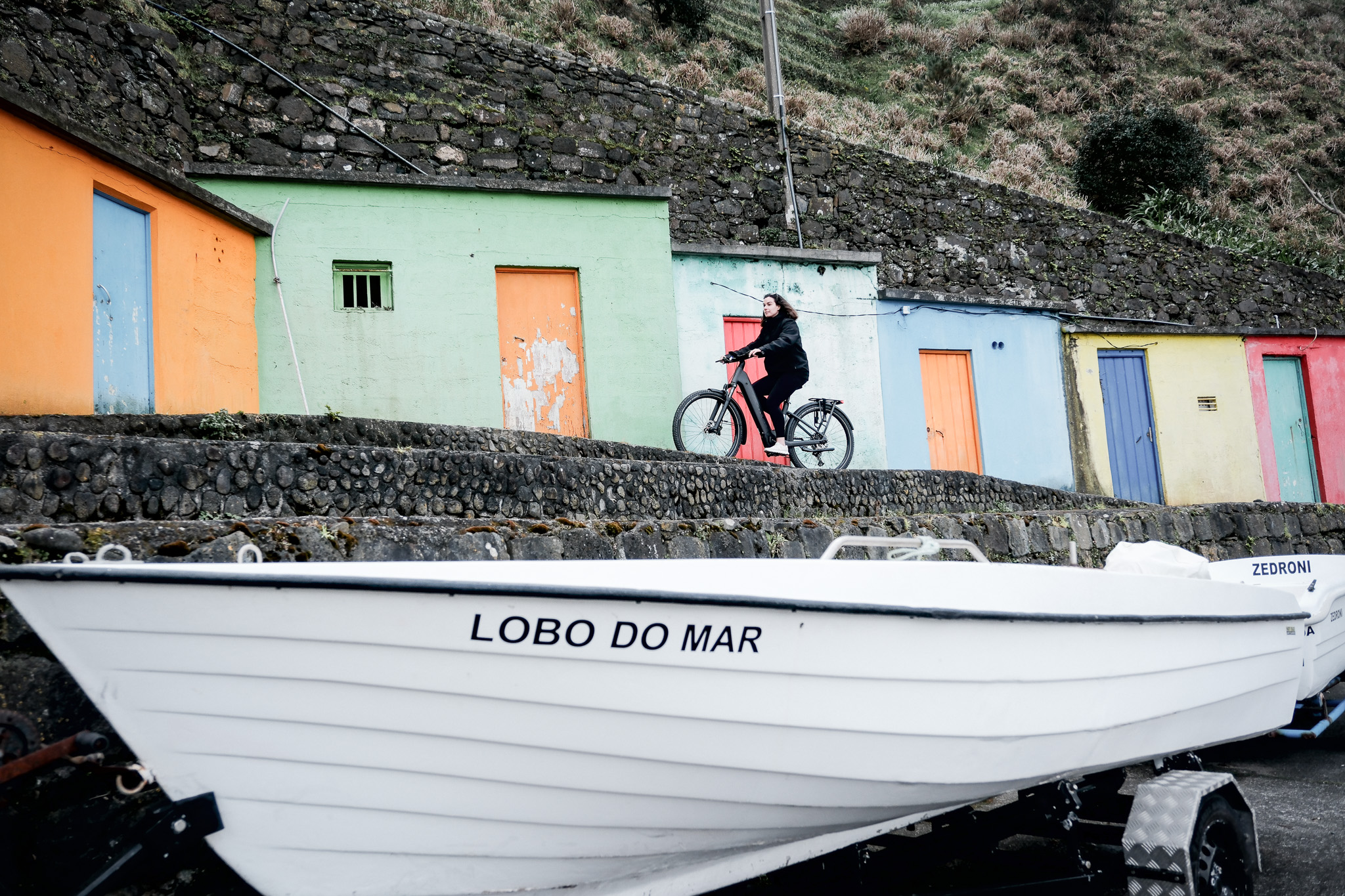 Ciclista numa rua colorida dos Açores.