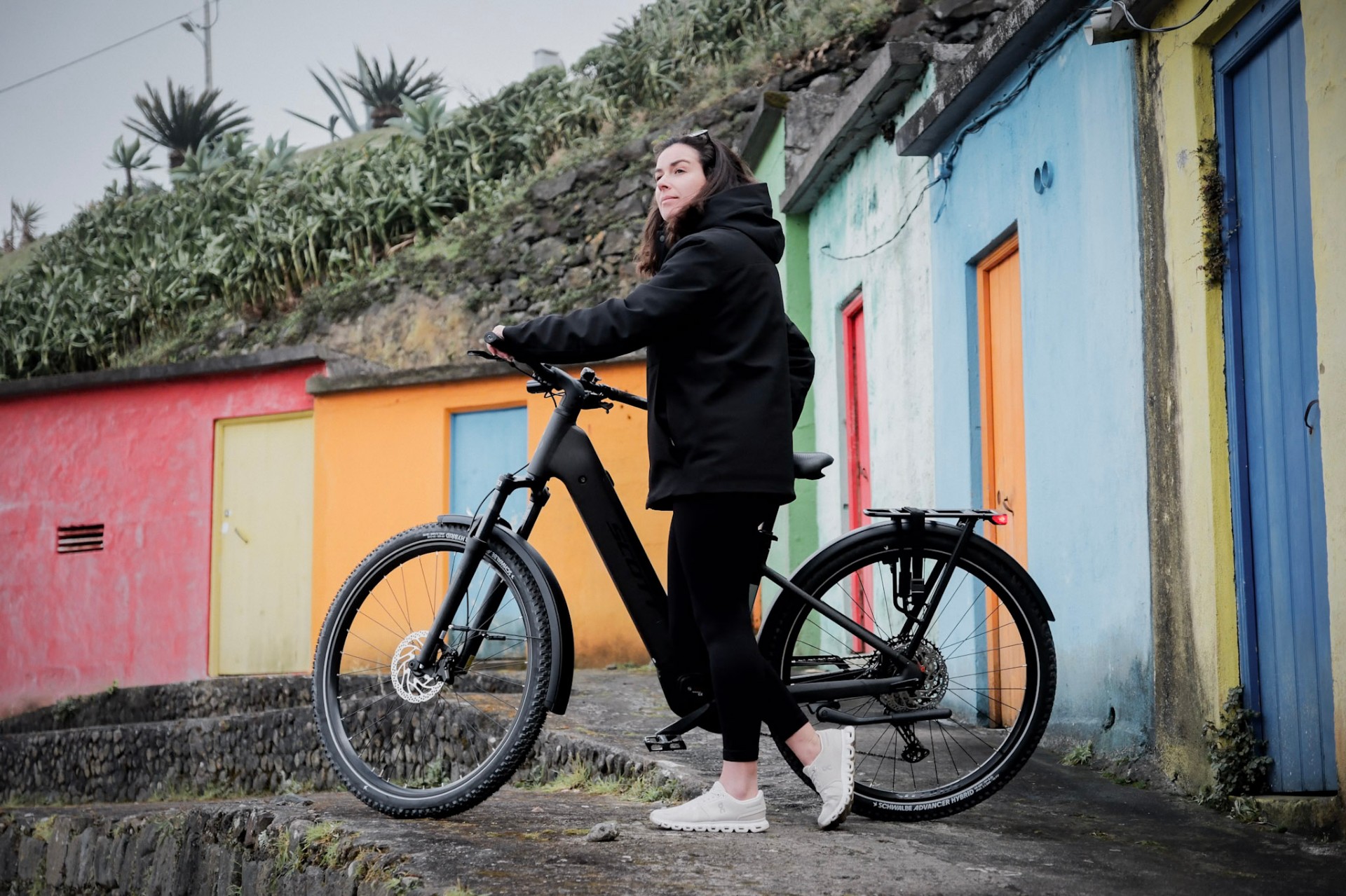 Ciclista numa rua colorida dos Açores.